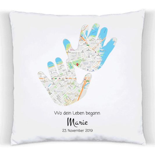 Geburtsgeschenk & Taufgeschenk | Babykissen Geschenk | Babygeschenk Kissen im Koordinaten 
Stadtkarte Design | Hände