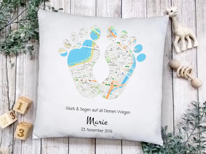 Geburtsgeschenk & Taufgeschenk | Babykissen Geschenk | Babygeschenk Kissen im Koordinaten 
Stadtkarte Design | Füße