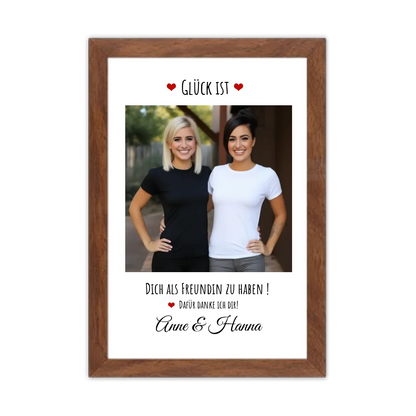 Fotoposter beste Freundin Geburtstagsgeschenk | Bild Glück ist ... Gerahmtes Poster Walnussflair Walnussflair