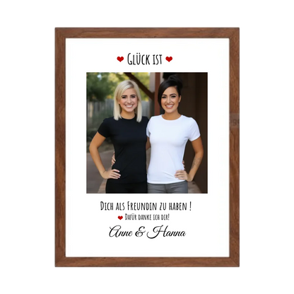 Fotoposter beste Freundin Geburtstagsgeschenk | Bild Glück ist ... Gerahmtes Poster Walnussflair Walnussflair