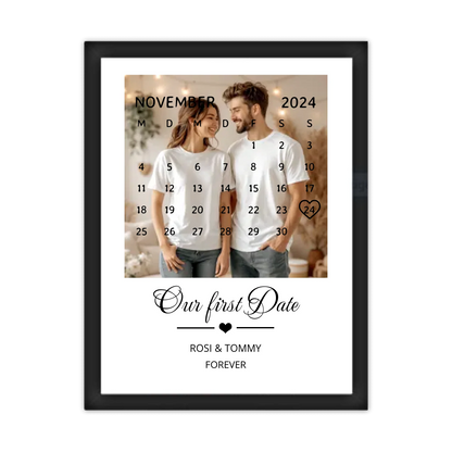 "OUR FIRST DATE" Kalender Fotoposter für Paare | Geschenk Valentinstag | Hochzeitstag | Jahrestag