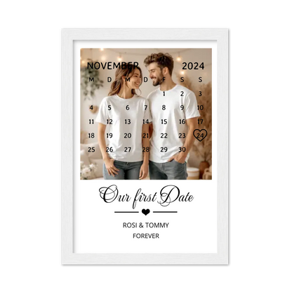 "OUR FIRST DATE" Kalender Fotoposter für Paare | Geschenk Valentinstag | Hochzeitstag | Jahrestag