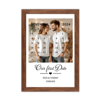 "OUR FIRST DATE" Kalender Fotoposter für Paare | Geschenk Valentinstag | Hochzeitstag | Jahrestag