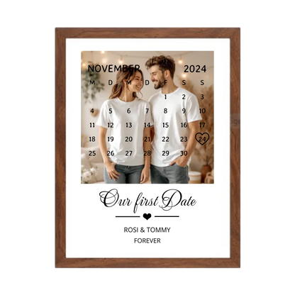 "OUR FIRST DATE" Kalender Fotoposter für Paare | Geschenk Valentinstag | Hochzeitstag | Jahrestag