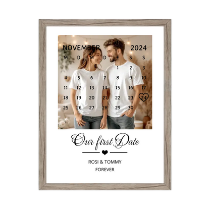 "OUR FIRST DATE" Kalender Fotoposter für Paare | Geschenk Valentinstag | Hochzeitstag | Jahrestag