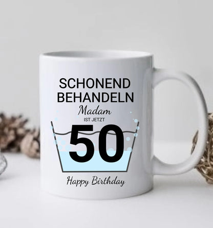 Geburtstageschenk personalisierte Tasse -  Schonend behandeln - das gut Stück ist 35, 40, 50, 60, 70 mit Geburtstagszahl und Namenpersonalisiert. Geschenkidee Geburtstag  Mama. Papa, Oma und Opa.