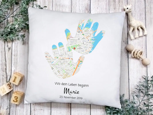 Geburtsgeschenk & Taufgeschenk | Babykissen Geschenk | Babygeschenk Kinder Kissen im Koordinaten Stadtkarte Design | Hände