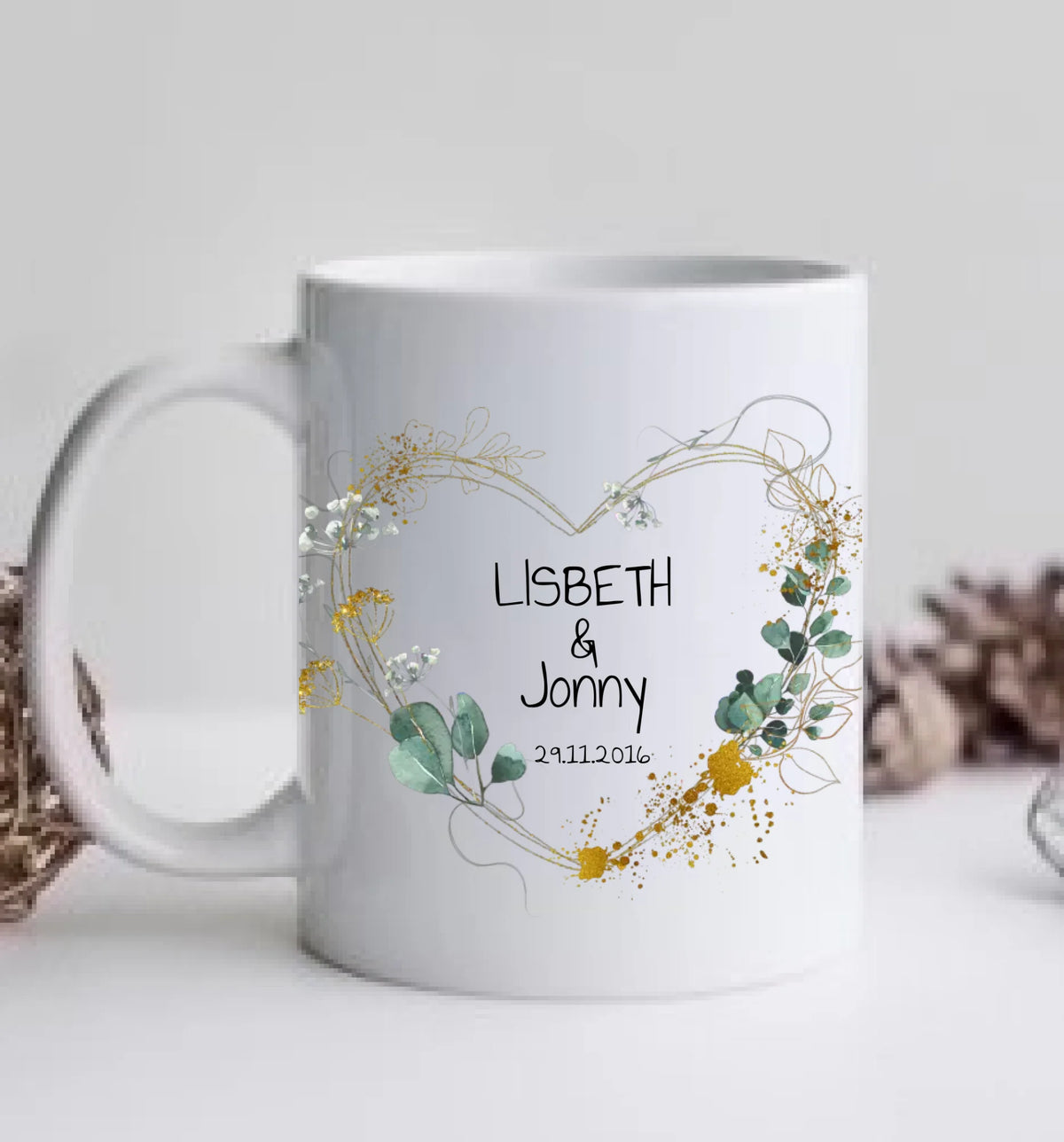 Personalisierte Hochzeitstasse Blumenkranz Herz | Geschenk Hochzeit Brautpaar mit Namen – BesteFreundeGeschenke
