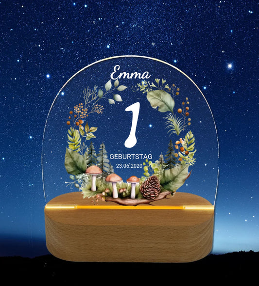 1. Geburtstag Geschenk LED-Nachtlicht mit Geburtstagszahl, Namen und Datum und Waldfrüchten, wie Pilzen, Beeren.